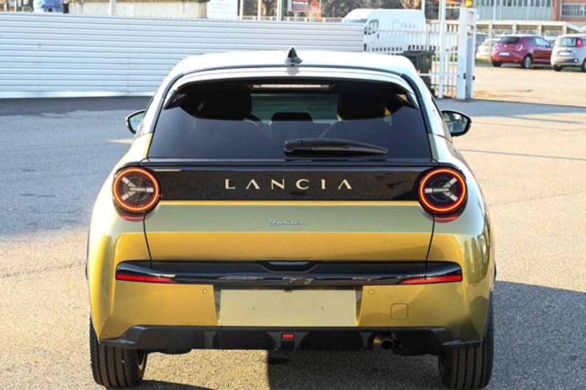 Lancia Ypsilon 1.2 mhev Edizione Limitata Cassina e-dct (6)