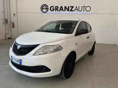 Lancia Ypsilon 1.0 FireFly 5 porte S&S Hybrid Ecochic Silver usata