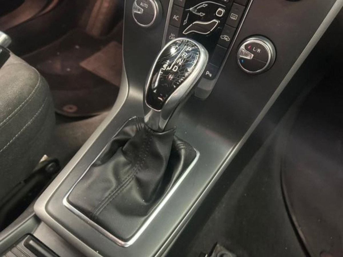 Volvo V40 D2 1.6 Powershift Kinetic (18)
