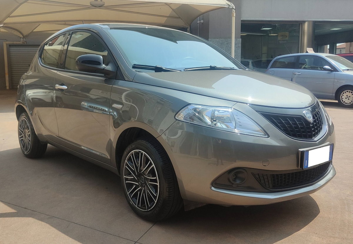 Lancia Ypsilon 1.0 FireFly 5 porte S&S Hybrid Ecochic Silver