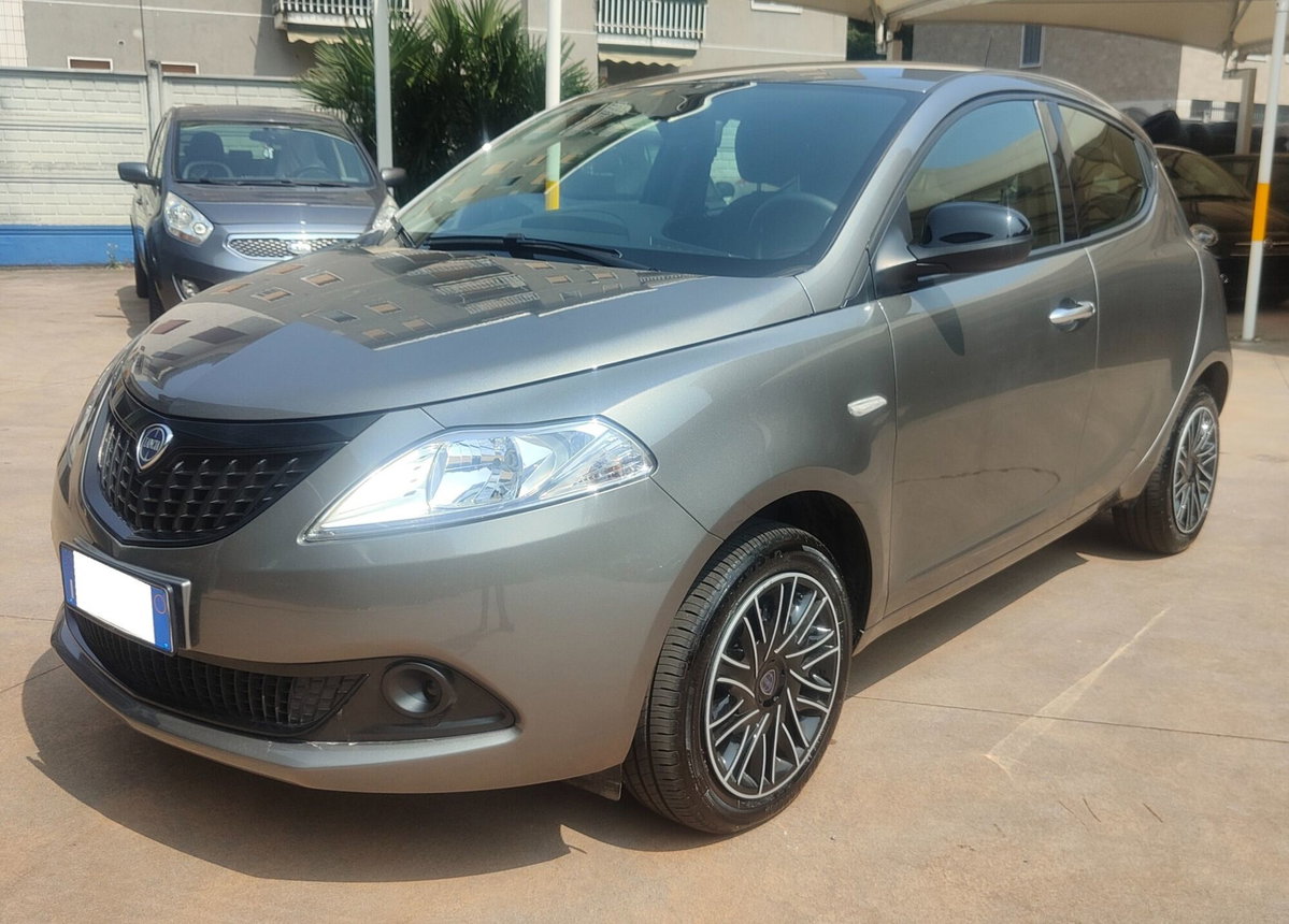 Lancia Ypsilon 1.0 FireFly 5 porte S&S Hybrid Ecochic Silver (2)