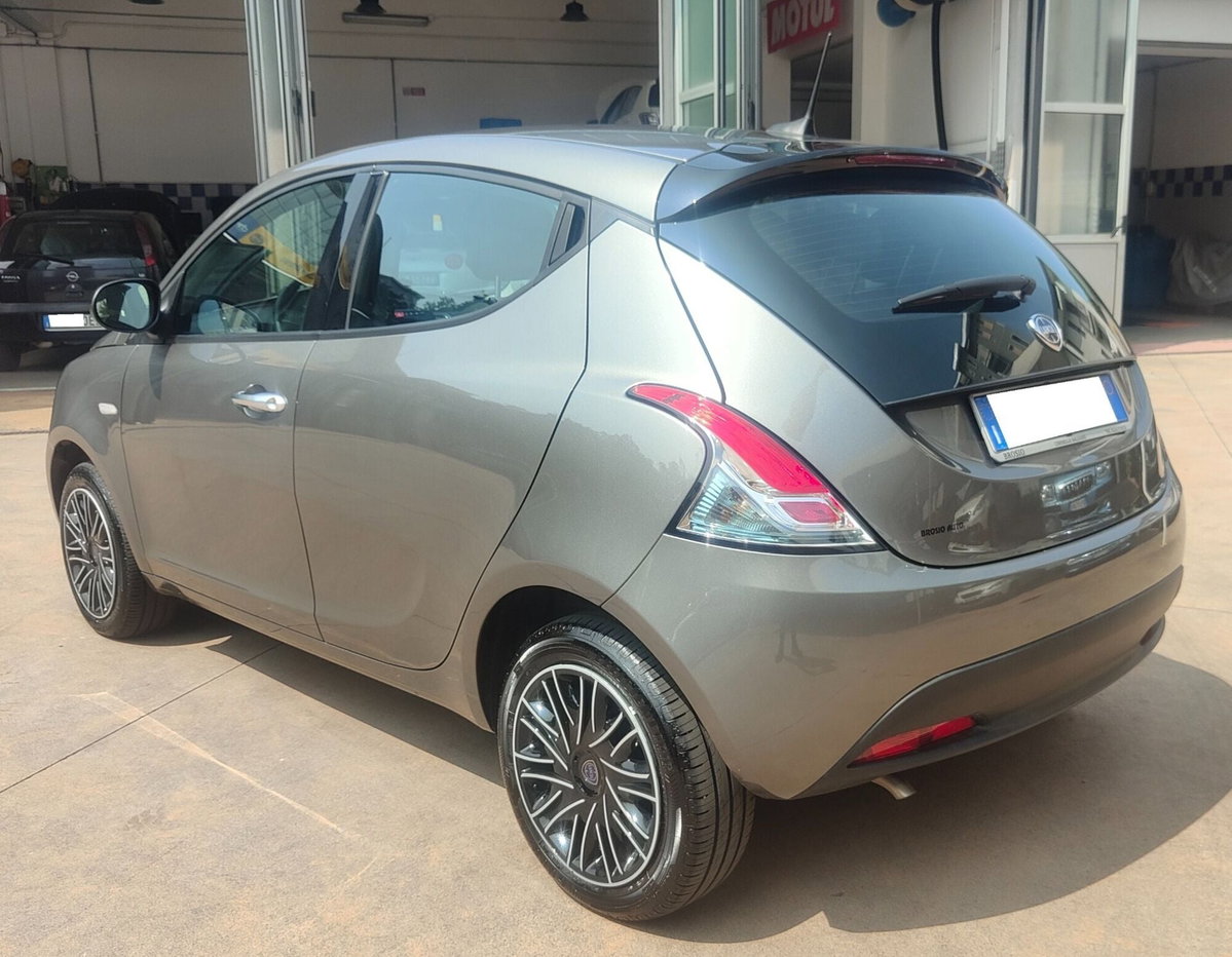 Lancia Ypsilon 1.0 FireFly 5 porte S&S Hybrid Ecochic Silver (3)