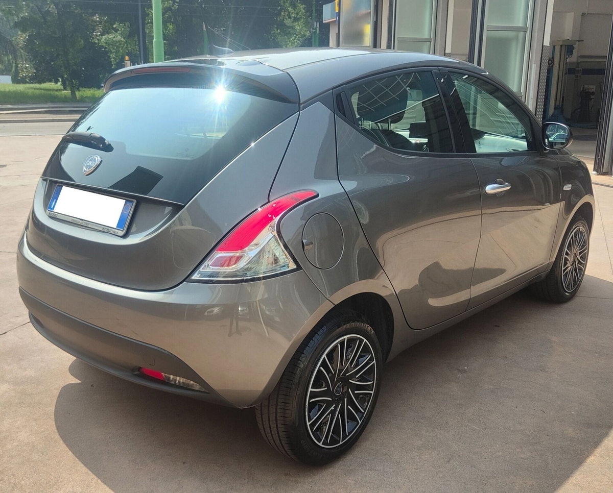 Lancia Ypsilon 1.0 FireFly 5 porte S&S Hybrid Ecochic Silver (4)