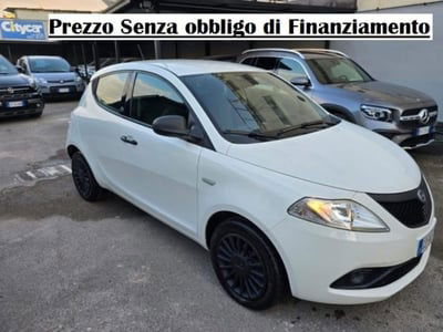 Lancia Ypsilon 1.0 FireFly 5 porte S&S Hybrid Ecochic Silver usata