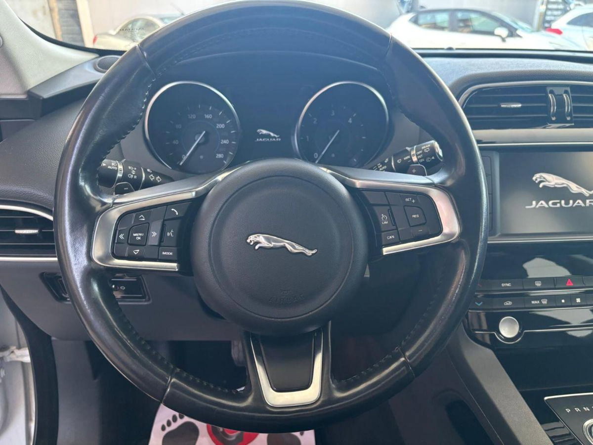 Jaguar F-Pace 2.0 D 180 CV AWD aut. Prestige (11)