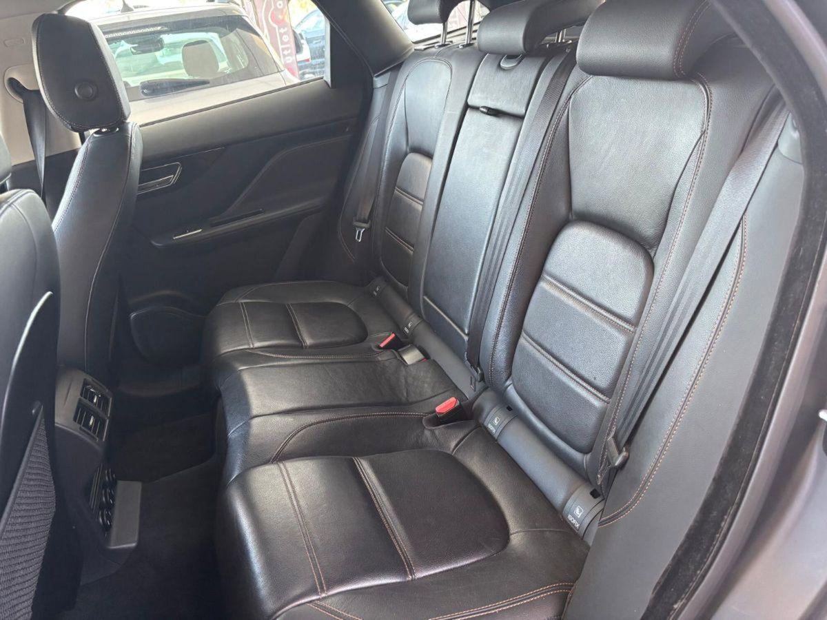 Jaguar F-Pace 2.0 D 180 CV AWD aut. Prestige (9)