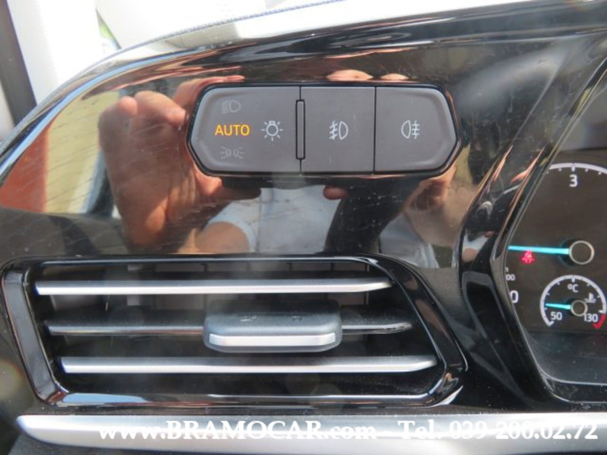 Ford Tourneo Connect 2.0 EcoBlue 102 CV Titanium (18)