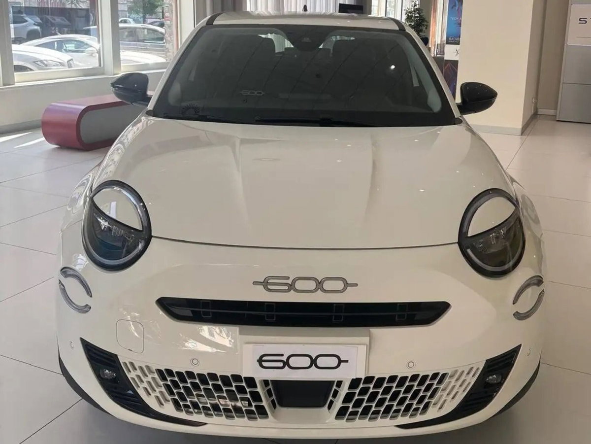 Fiat 600 1.2 hybrid 110cv auto (2)