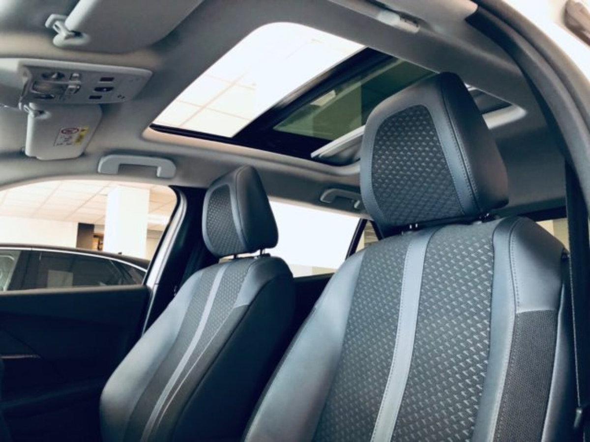 Peugeot 2008 BlueHDi 100 S&S Allure Navi Pack (8)