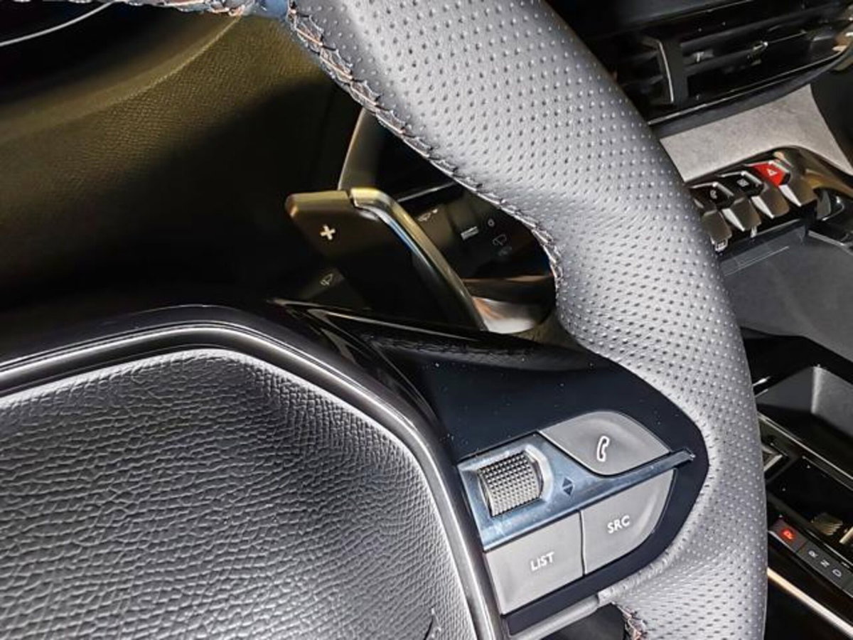 Peugeot 3008 1.2 hybrid GT 145cv e-dcs6 (13)