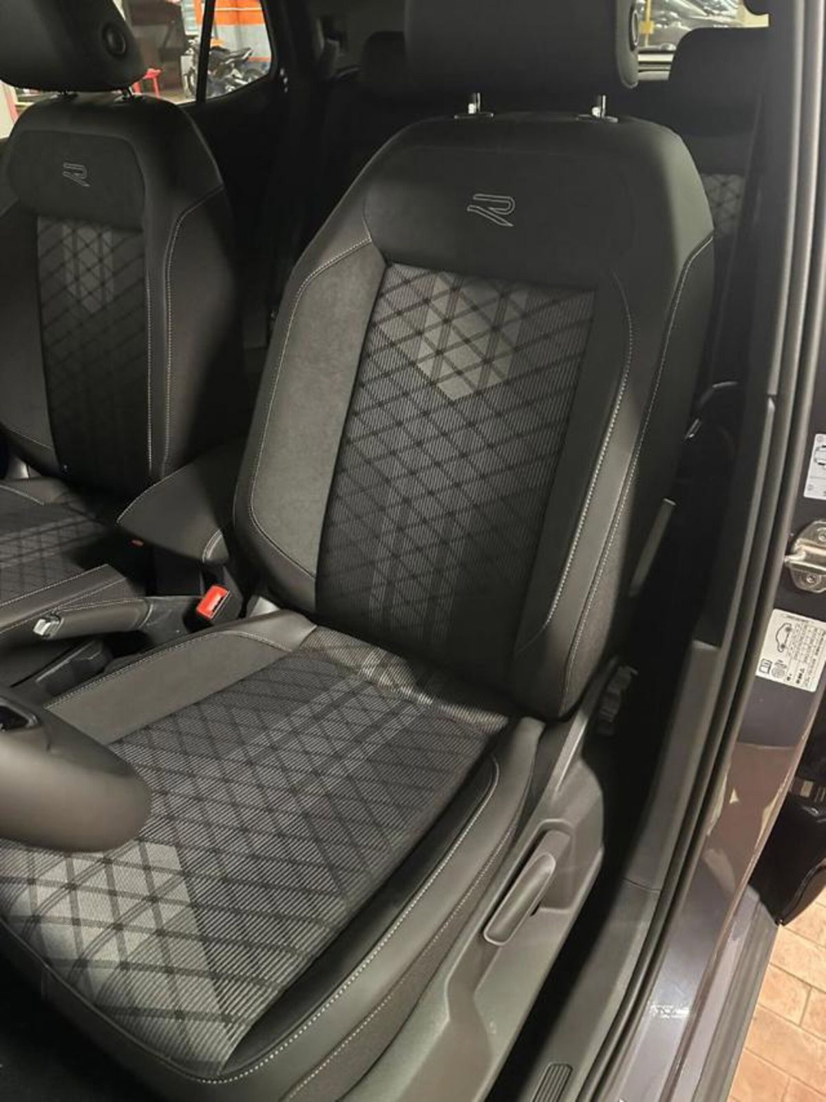 Volkswagen T-Cross 1.0 tsi R-Line 115cv (17)