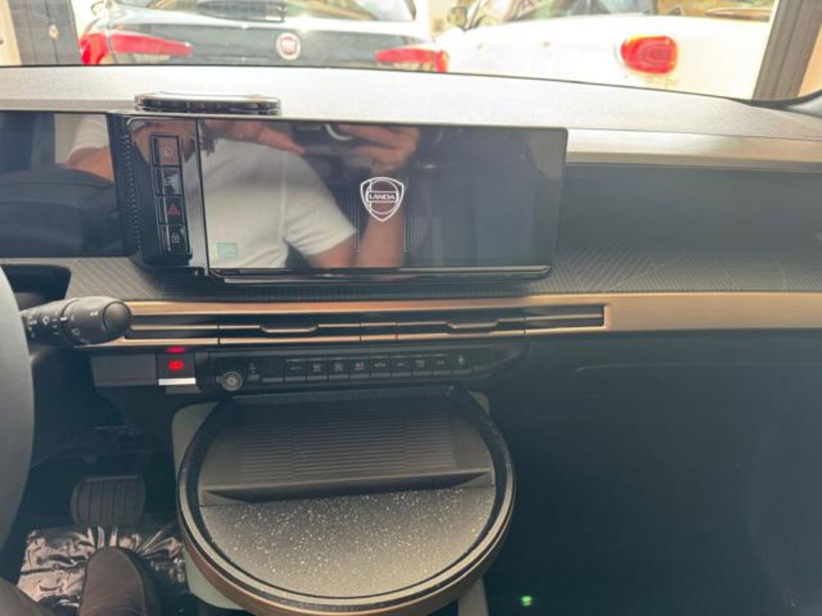 Lancia Ypsilon 1.2 mhev Edizione Cassina e-dct (12)