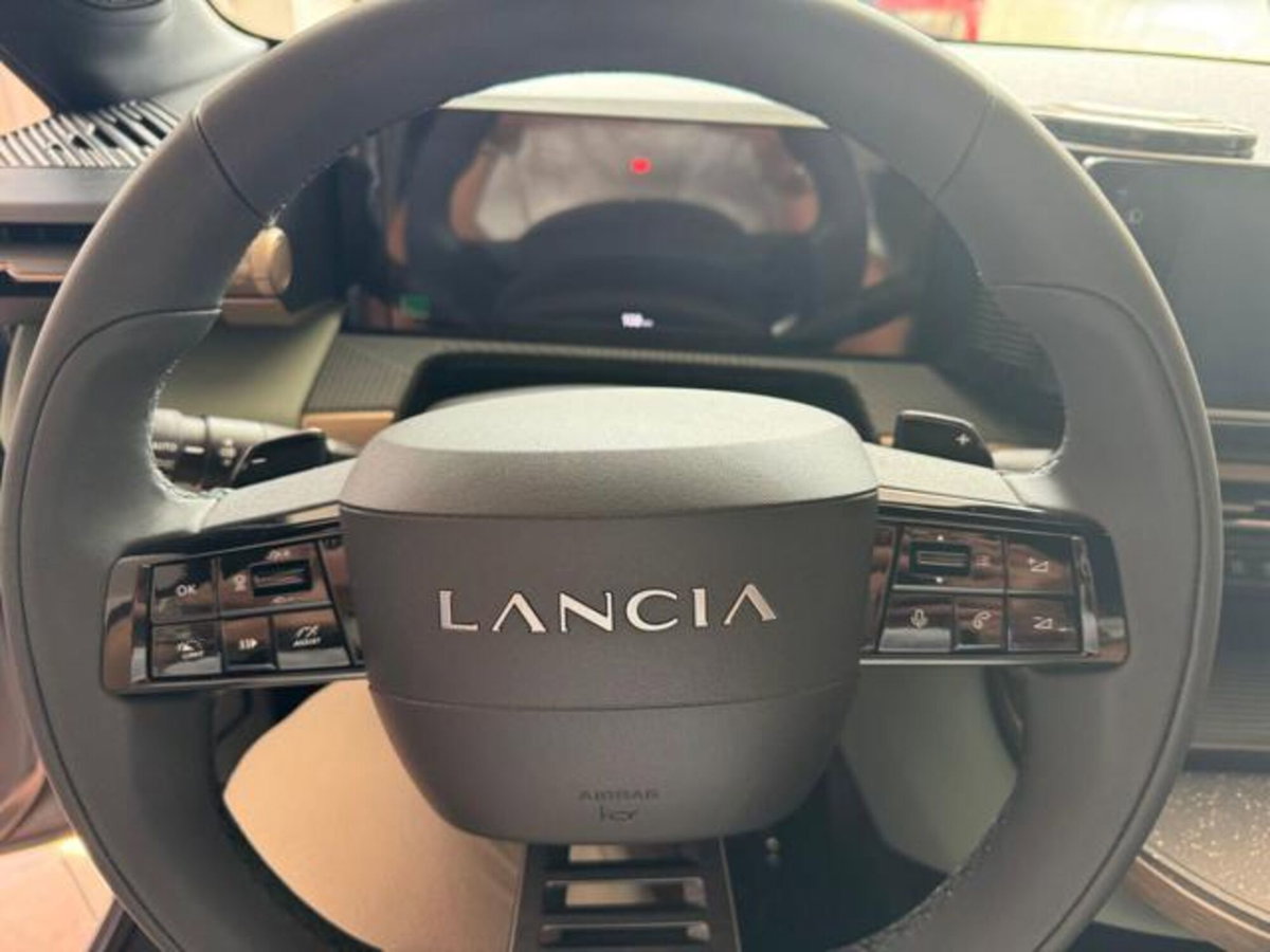 Lancia Ypsilon 1.2 mhev Edizione Cassina e-dct (9)