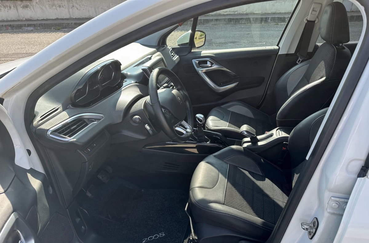 Peugeot 2008 100 S&S Black Matt (8)