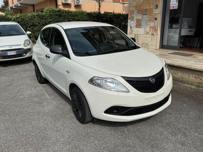 Lancia Ypsilon 1.0 FireFly 5 porte S&S Hybrid Ecochic Silver usata