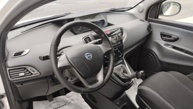 Lancia Ypsilon 0.9 TwinAir 85 CV 5 porte Metano Ecochic Silver (5)