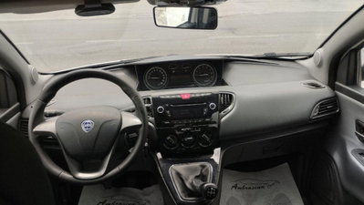 Lancia Ypsilon 0.9 TwinAir 85 CV 5 porte Metano Ecochic Silver (6)
