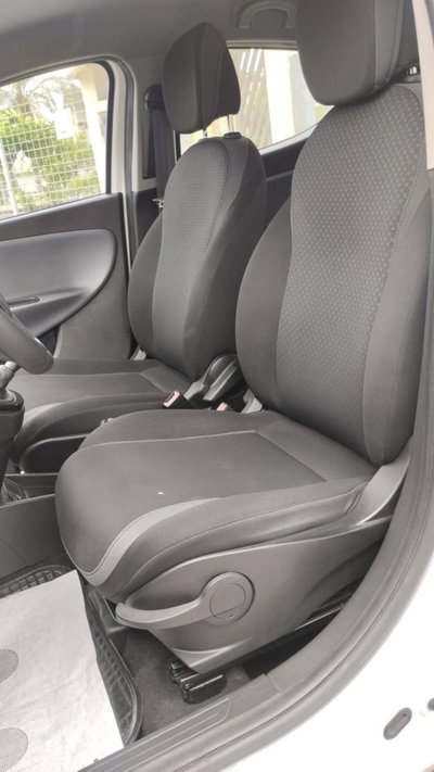 Lancia Ypsilon 0.9 TwinAir 85 CV 5 porte Metano Ecochic Silver (8)