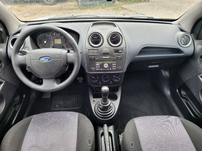Ford Fiesta 1.2i 16V cat 5 porte Ghia (10)