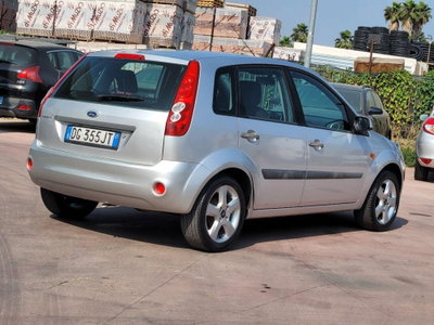 Ford Fiesta 1.2i 16V cat 5 porte Ghia (7)