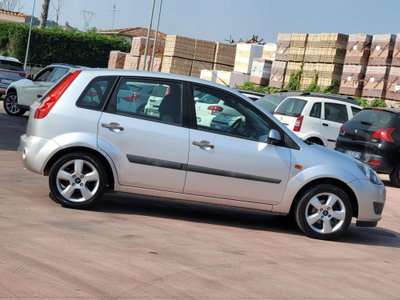 Ford Fiesta 1.2i 16V cat 5 porte Ghia (8)