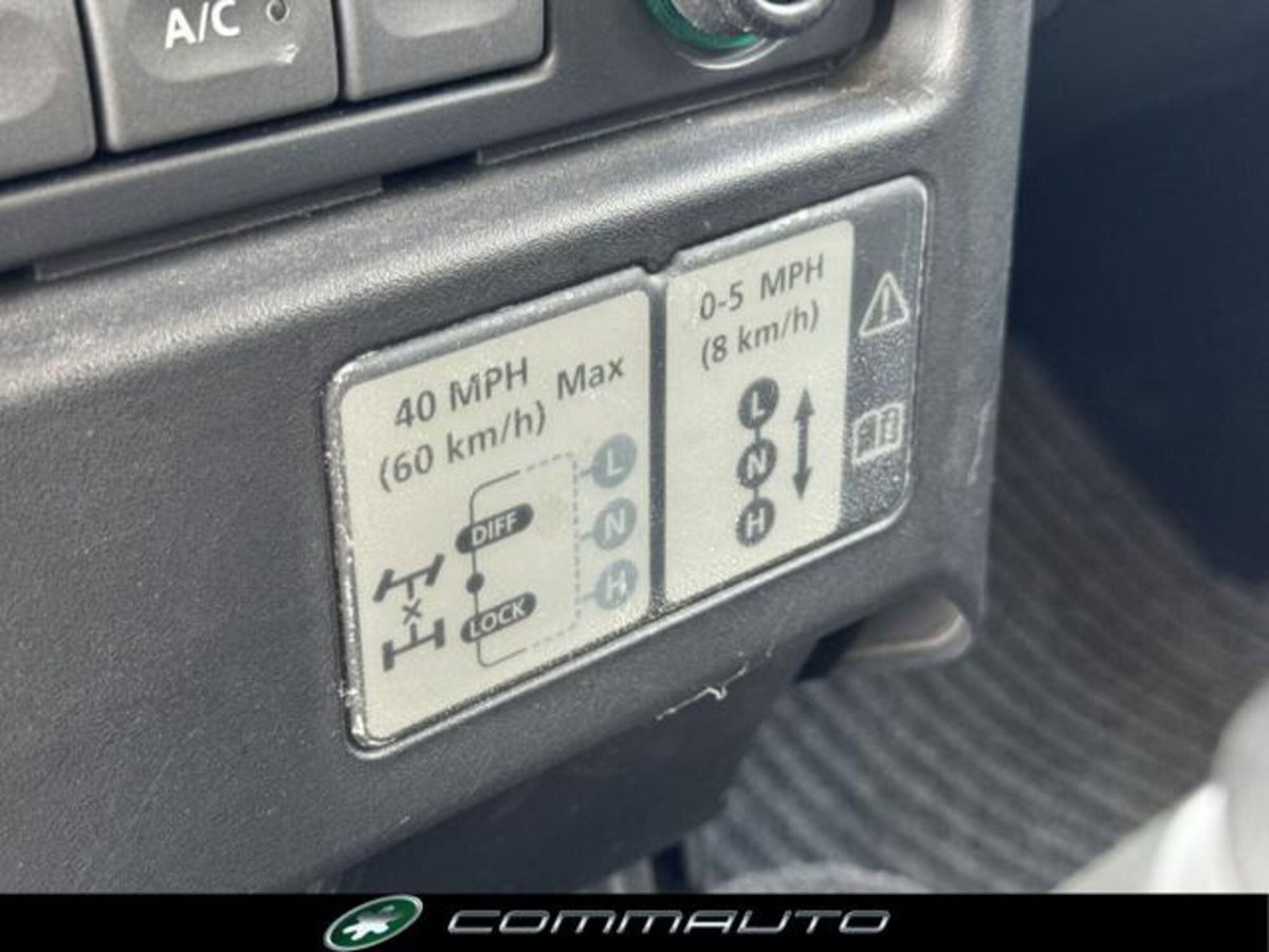 Land Rover Defender 110 2.4 TD4 CrewCab SE (15)