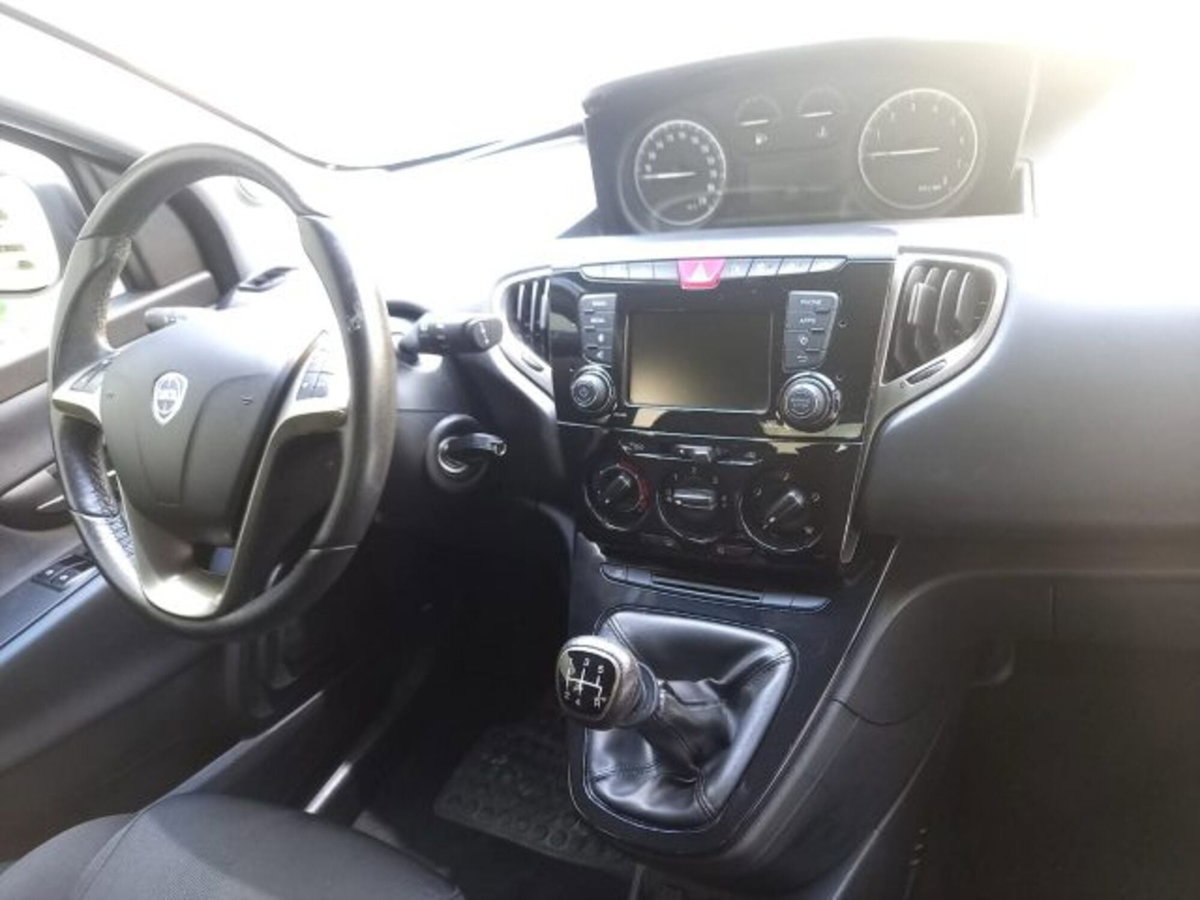 Lancia Ypsilon 1.2 69 CV 5 porte Gold (6)