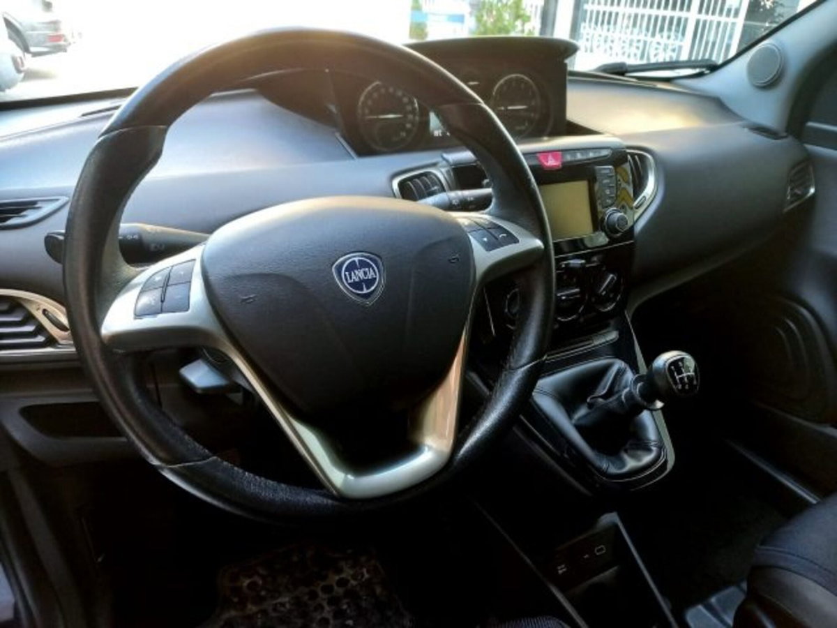 Lancia Ypsilon 1.2 69 CV 5 porte Gold (7)