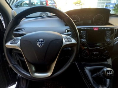 Lancia Ypsilon 1.2 69 CV 5 porte Gold (8)