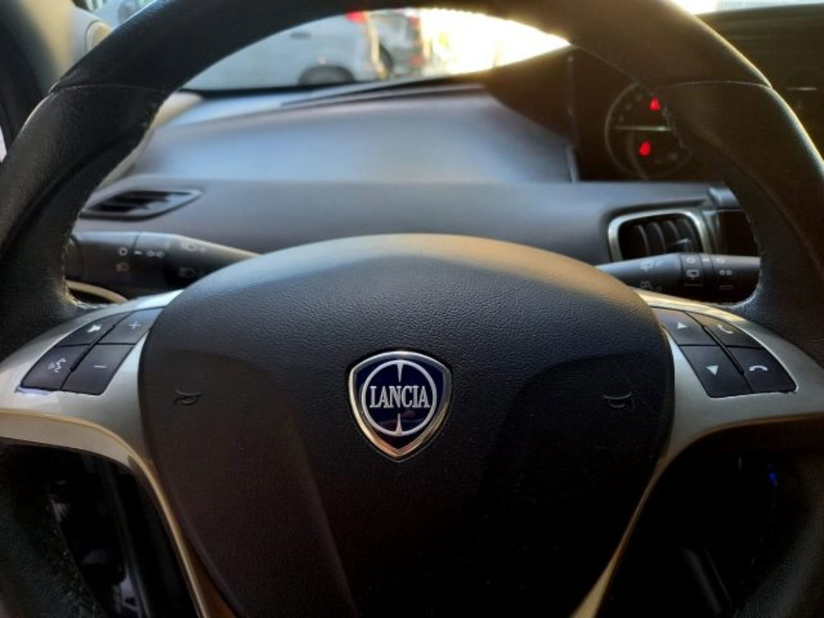 Lancia Ypsilon 1.2 69 CV 5 porte Gold (9)