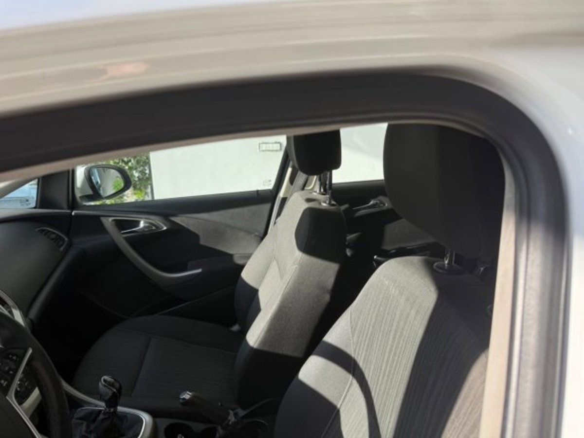Opel Astra 1.4 100CV 5 porte Cosmo (15)