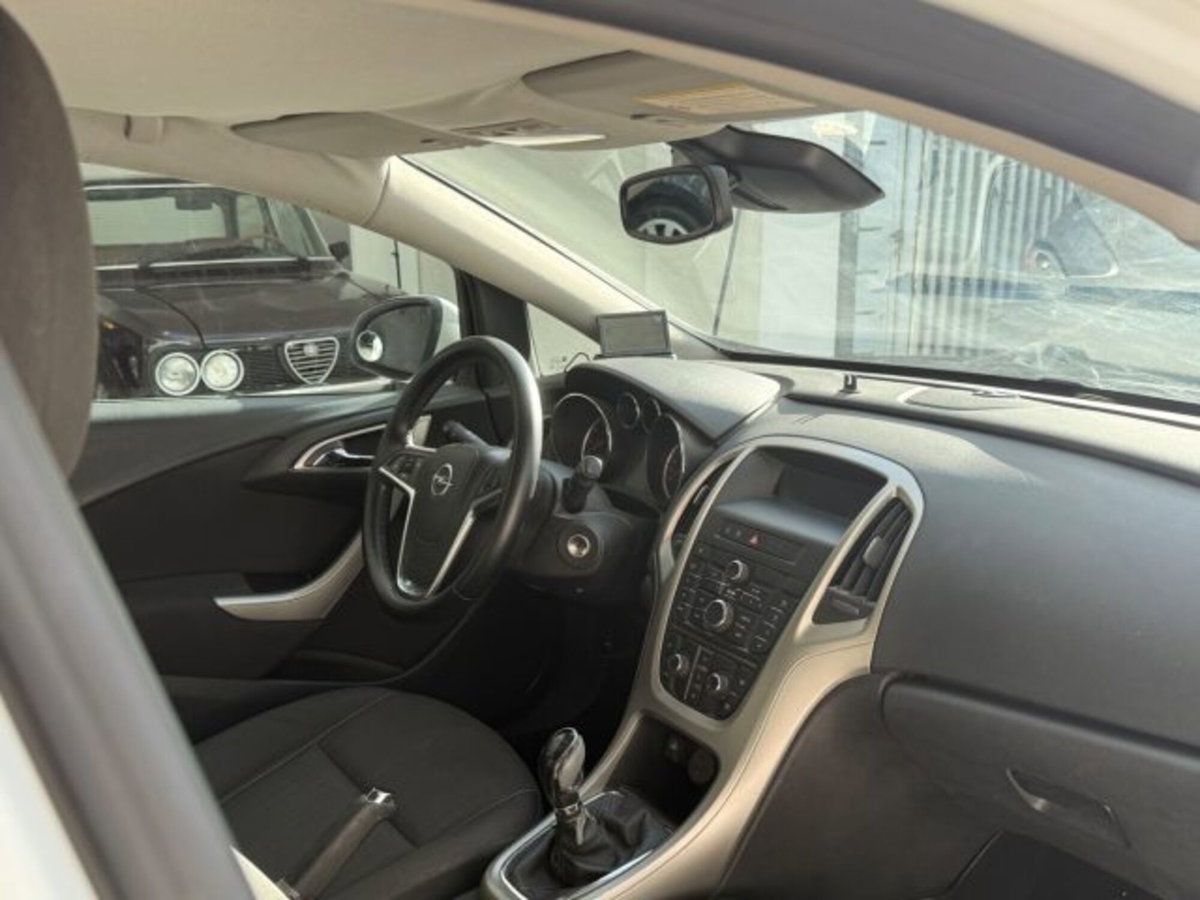 Opel Astra 1.4 100CV 5 porte Cosmo (6)