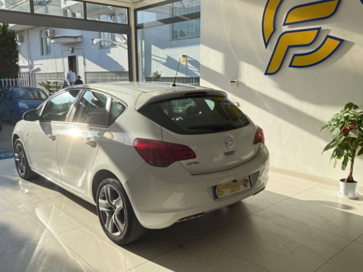 Opel Astra 1.4 100CV 5 porte Cosmo (8)