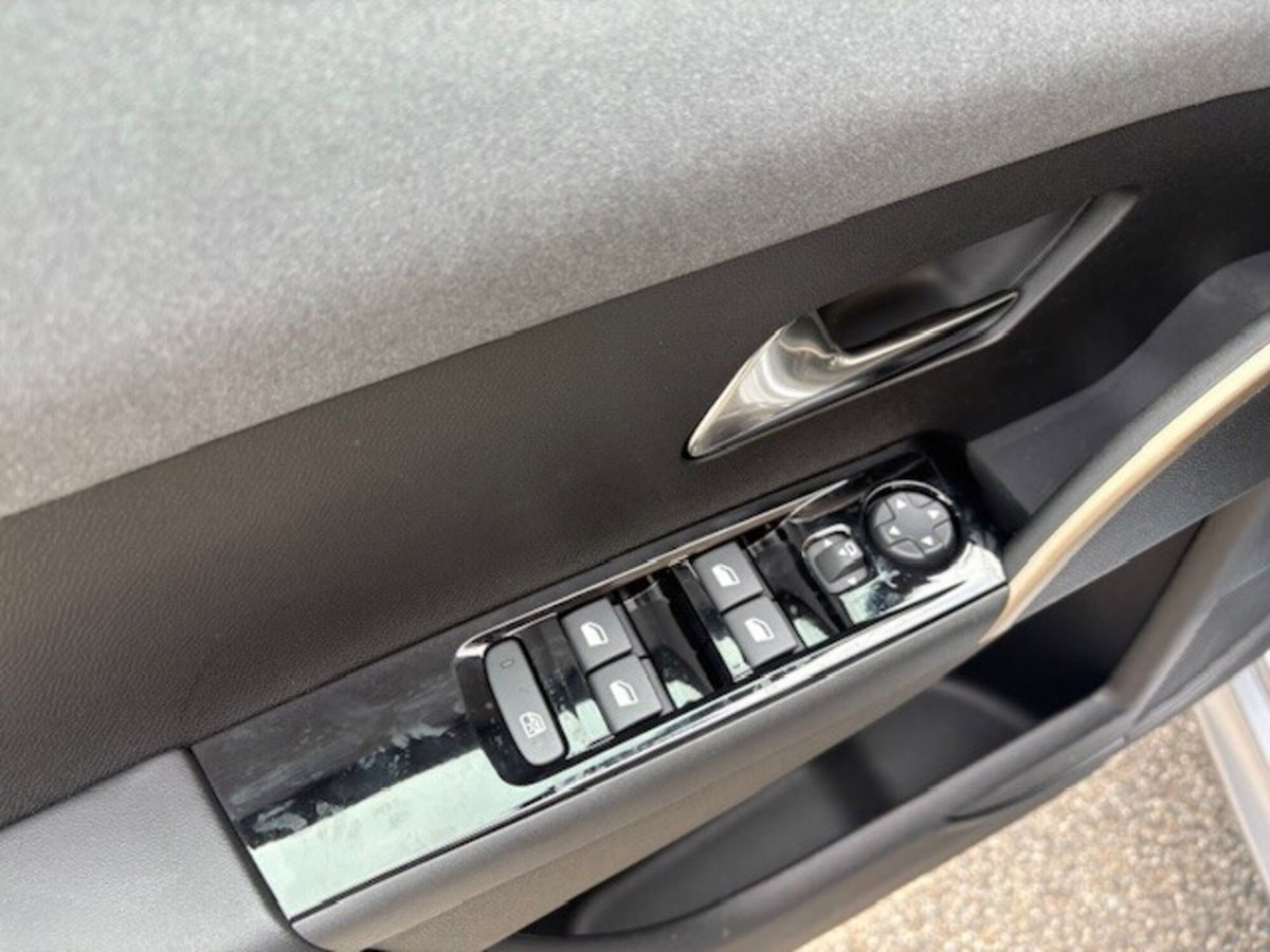 Lancia Ypsilon 1.2 mhev Edizione Cassina e-dct (13)