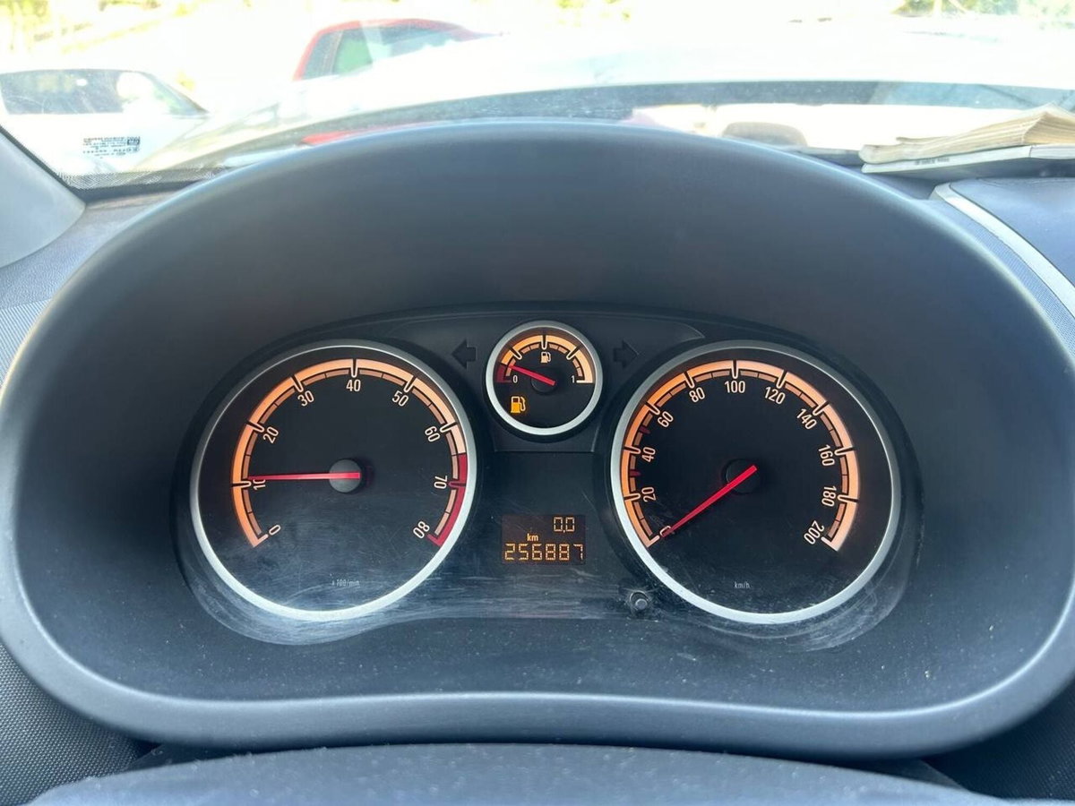 Opel Corsa 1.0 12V 5 porte Enjoy (12)