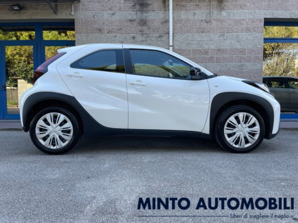 Toyota Aygo X 1.0 Lounge Air 72cv s-cvt (2)