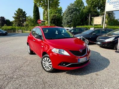 Lancia Ypsilon 0.9 TwinAir 85 CV 5 porte Metano Ecochic Silver usata