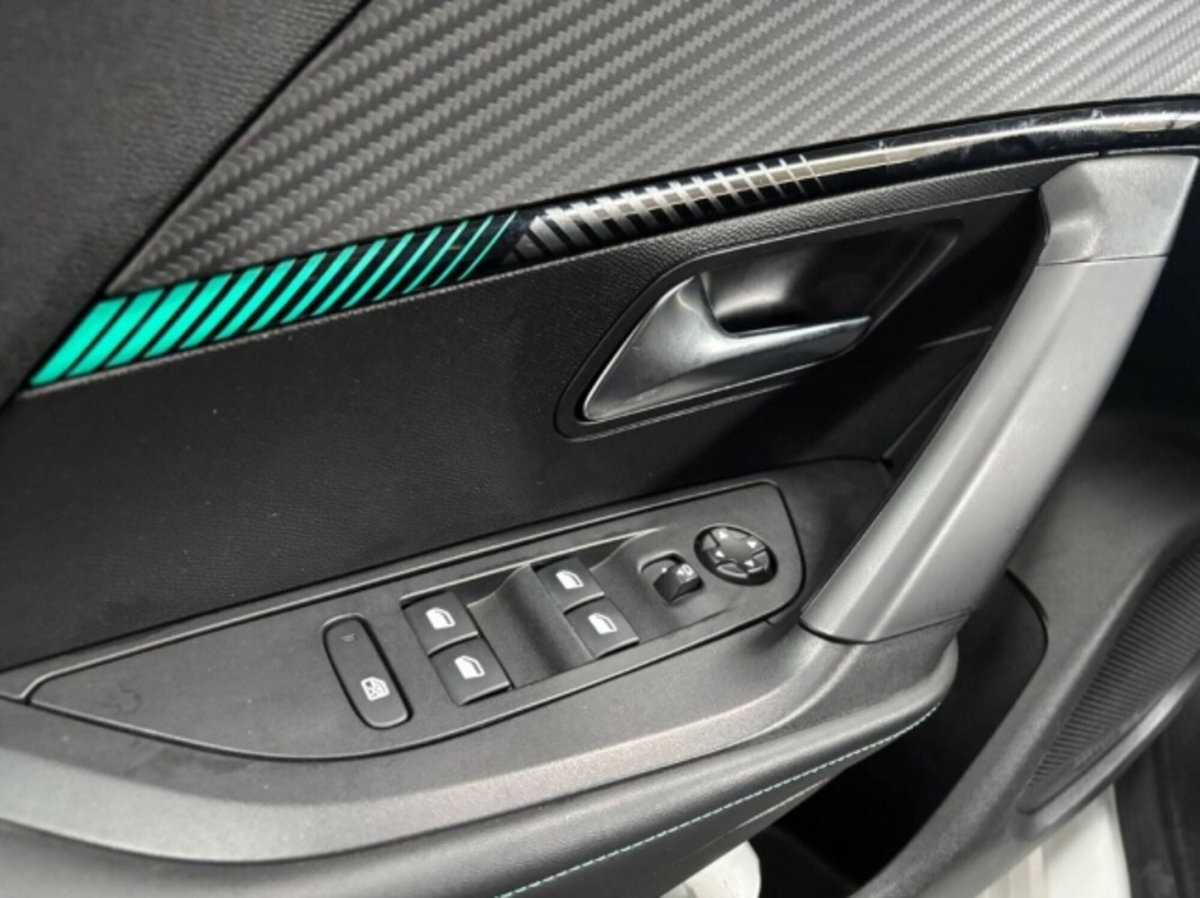 Peugeot 2008 PureTech 100 S&S Allure Pack (12)