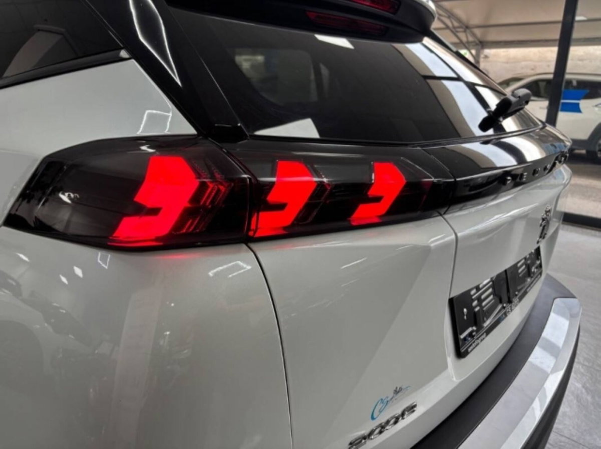 Peugeot 2008 PureTech 100 S&S Allure Pack (8)