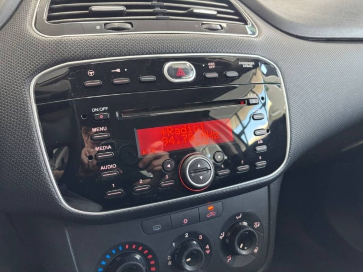 Fiat Punto 1.3 MJT II 75 CV 5 porte Young (14)