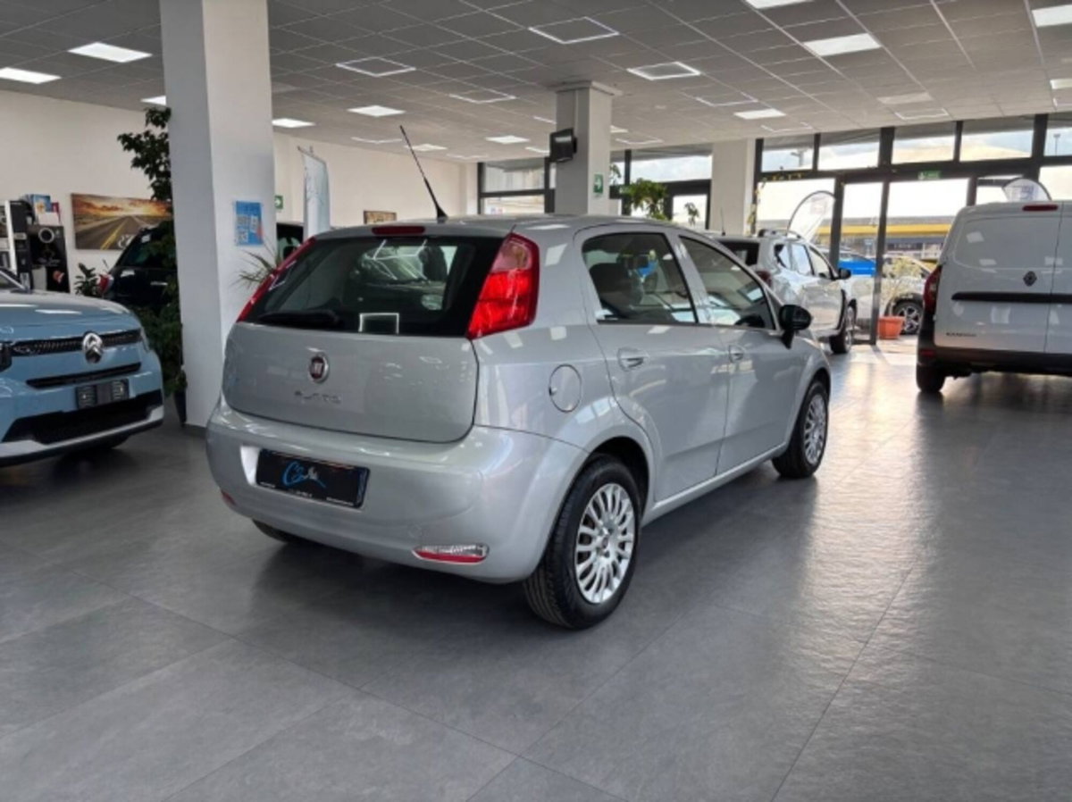 Fiat Punto 1.3 MJT II 75 CV 5 porte Young (6)