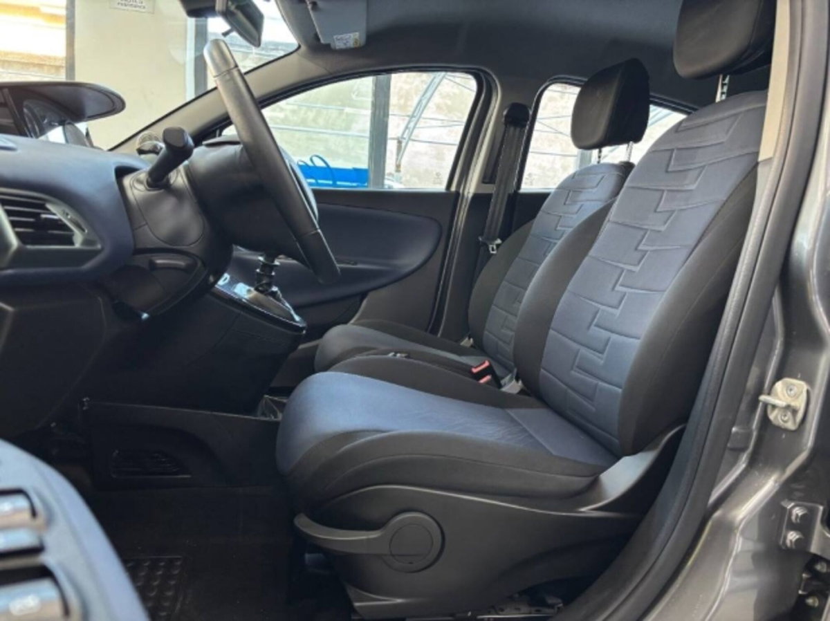 Lancia Ypsilon 1.0 FireFly 5 porte S&S Hybrid Silver Plus (11)