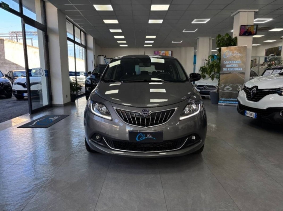 Lancia Ypsilon 1.0 FireFly 5 porte S&S Hybrid Silver Plus (2)