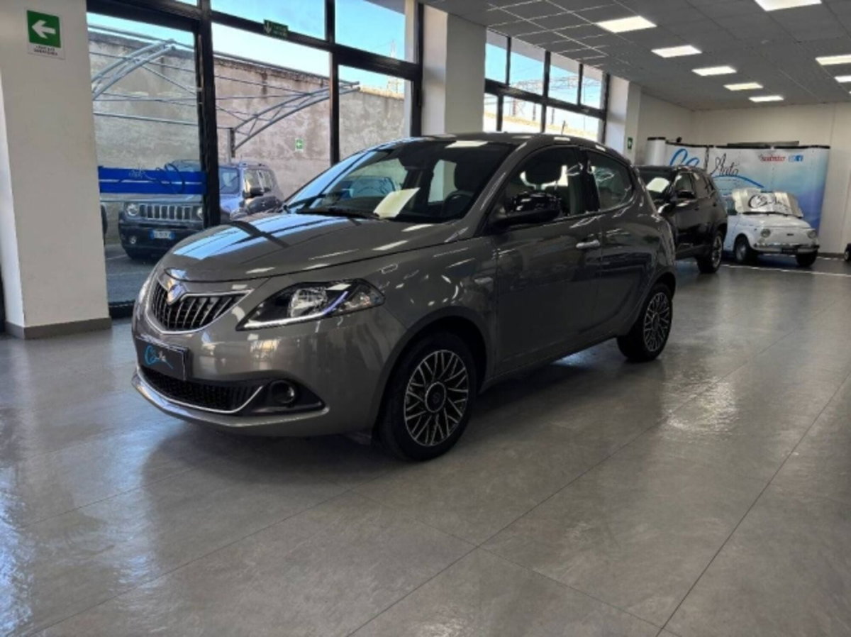 Lancia Ypsilon 1.0 FireFly 5 porte S&S Hybrid Silver Plus (3)