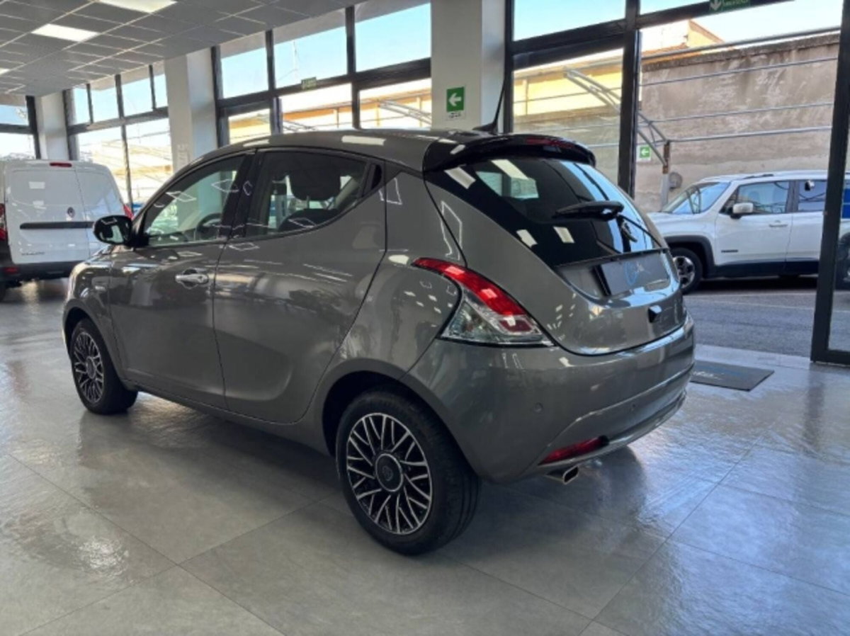 Lancia Ypsilon 1.0 FireFly 5 porte S&S Hybrid Silver Plus (4)