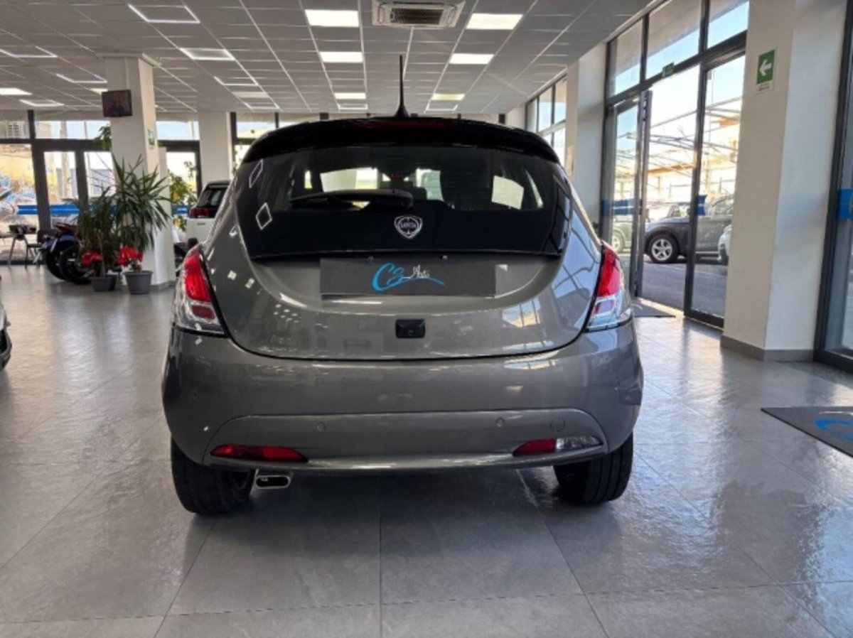 Lancia Ypsilon 1.0 FireFly 5 porte S&S Hybrid Silver Plus (5)
