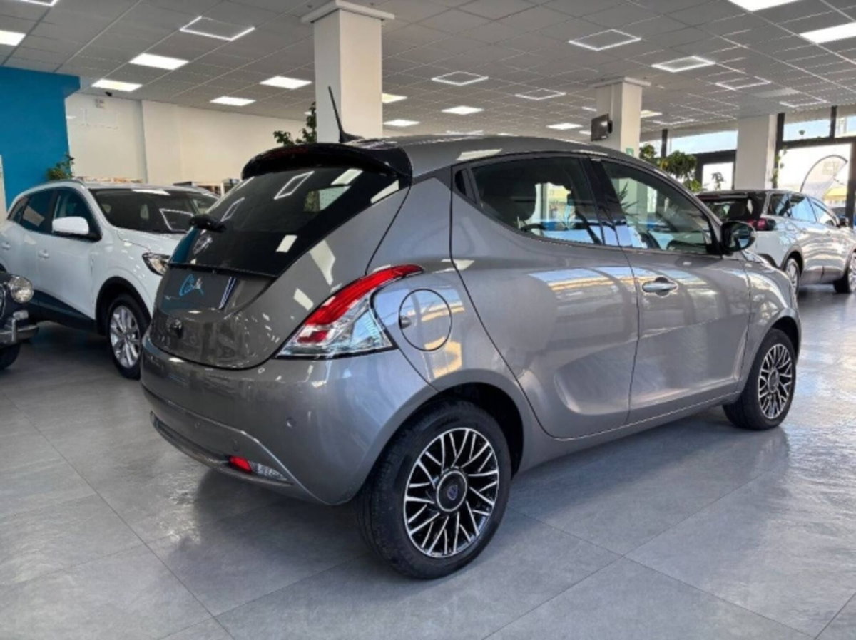 Lancia Ypsilon 1.0 FireFly 5 porte S&S Hybrid Silver Plus (6)