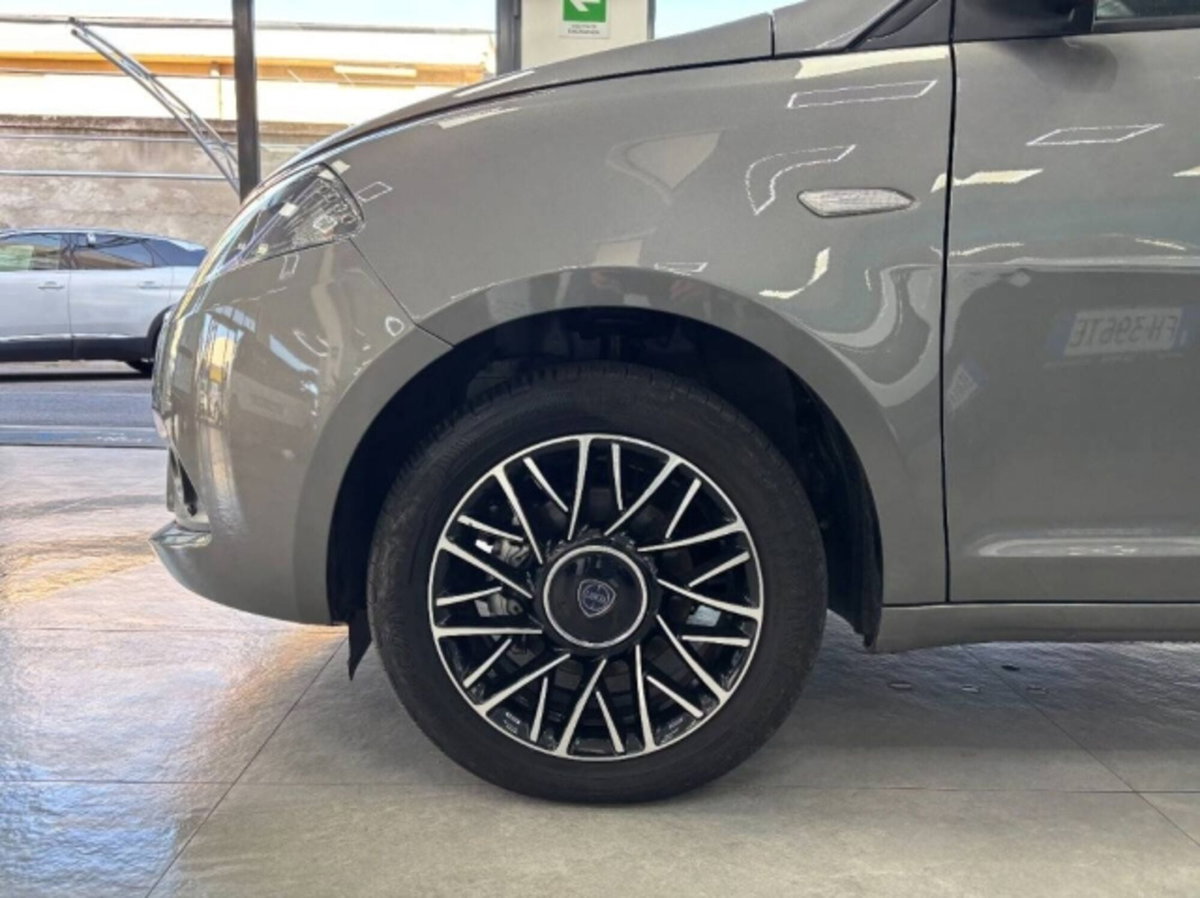Lancia Ypsilon 1.0 FireFly 5 porte S&S Hybrid Silver Plus (8)