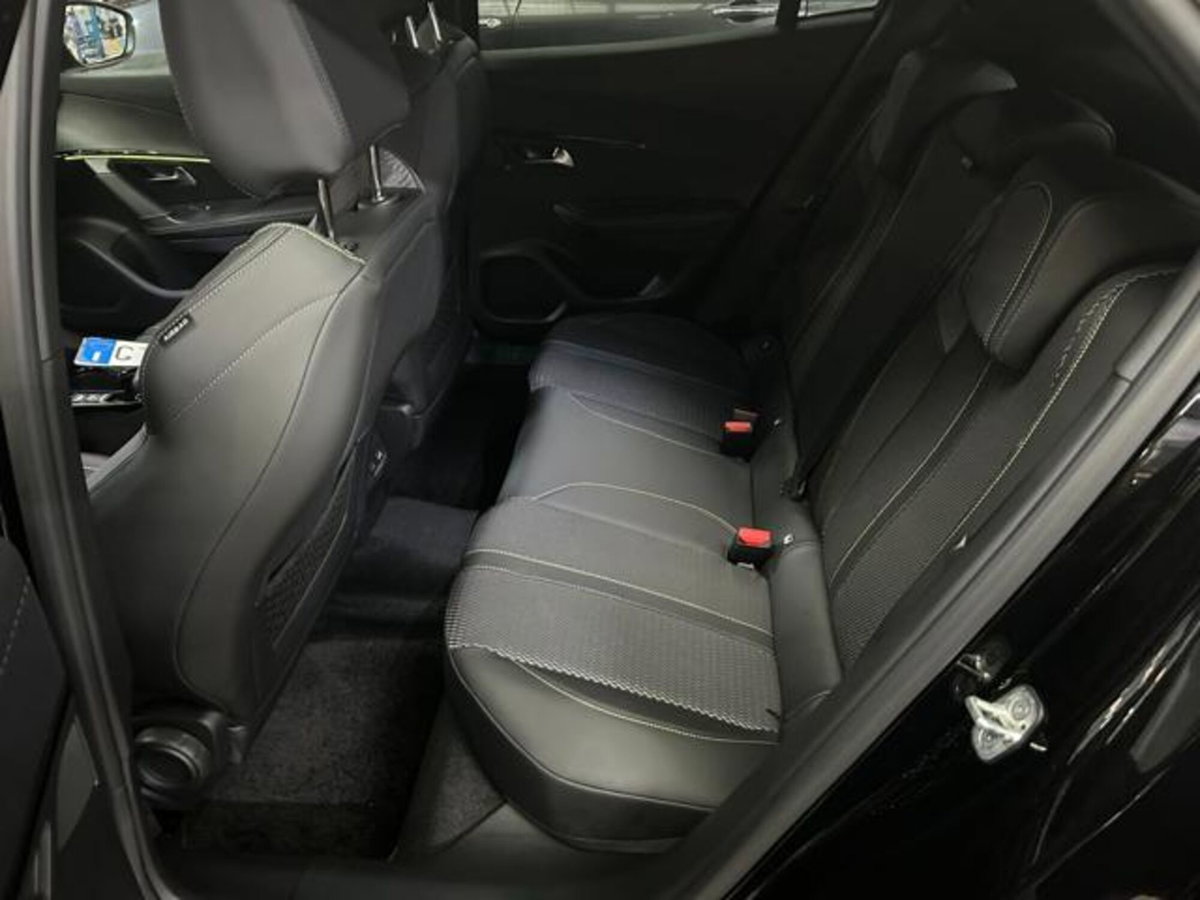 Peugeot 2008 50 kWh GT (14)