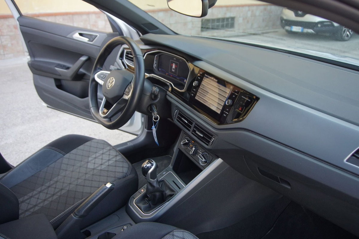 Volkswagen Taigo 1.0 TSI 110 CV DSG R-Line (9)